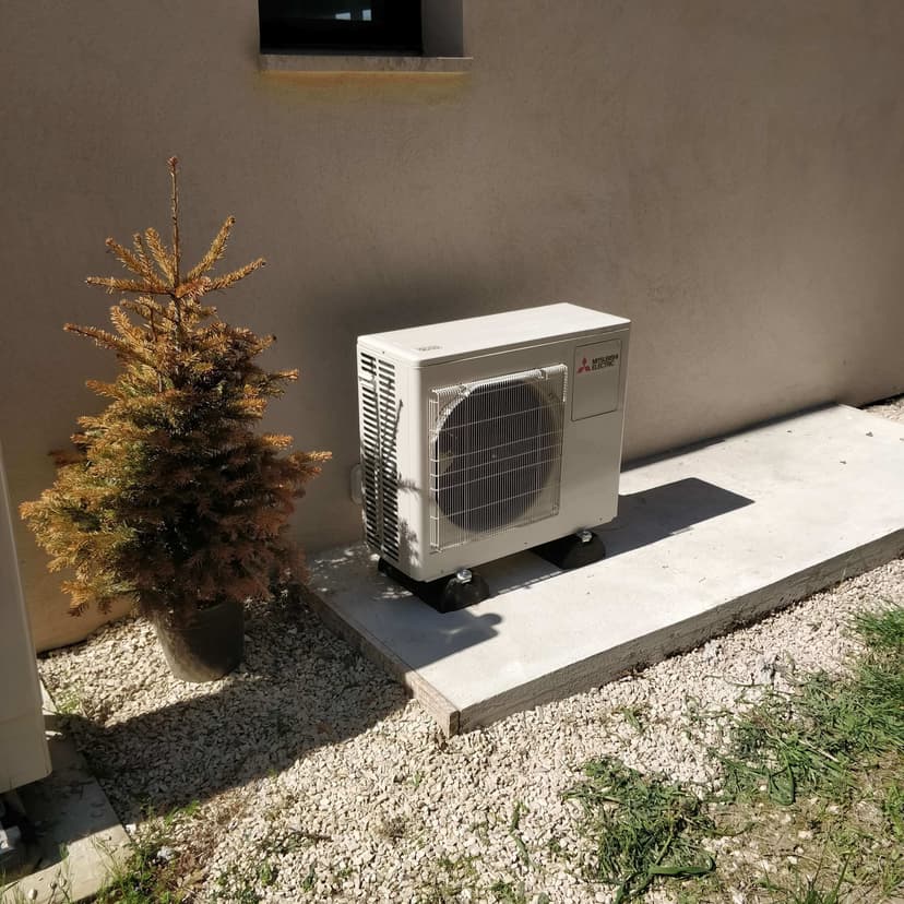 Unité extérieure murale installée