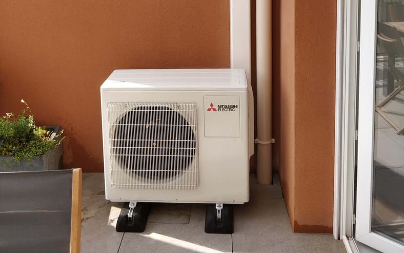 Pose de l'unité extérieure d'une climatisation réversible