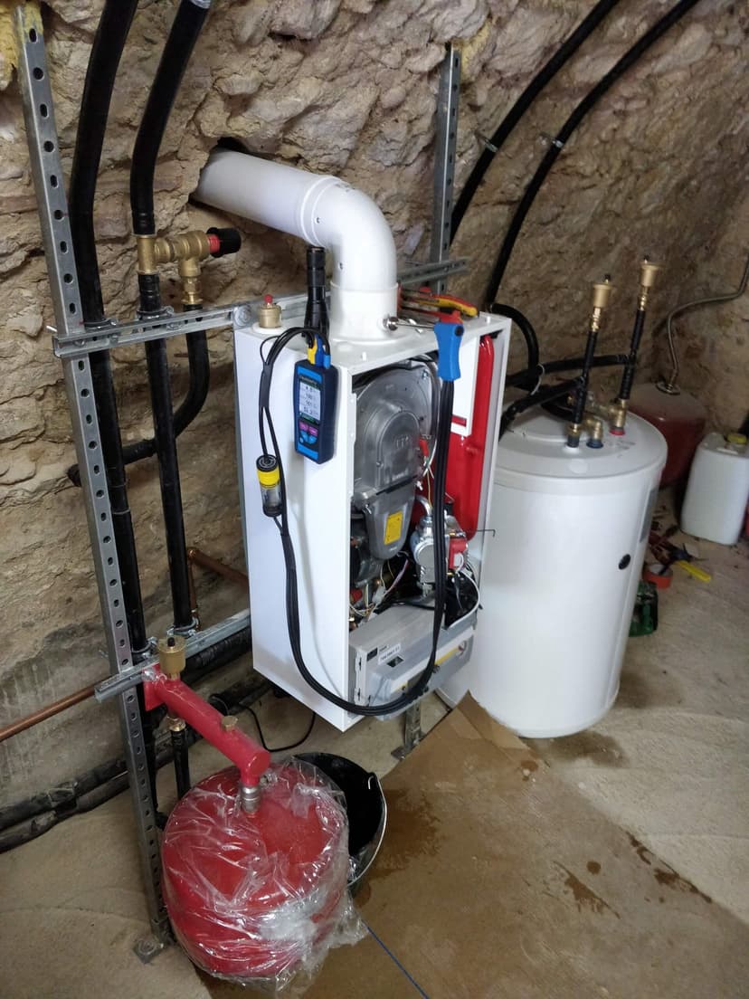 Pose d'une chaudière à gaz murale