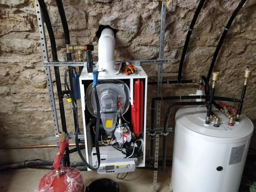 Composants internes d'une pompe à chaleur hybride