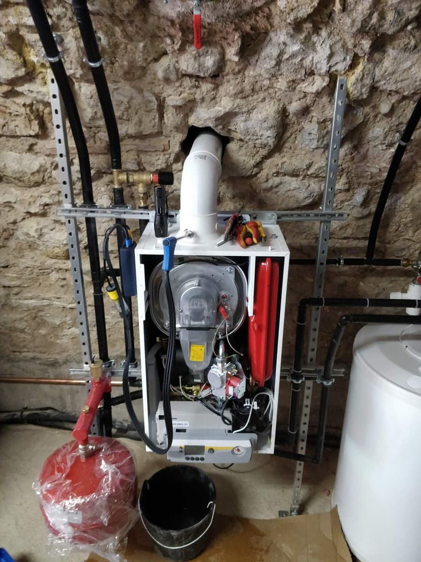 Pose d'une chaudière à gaz murale
