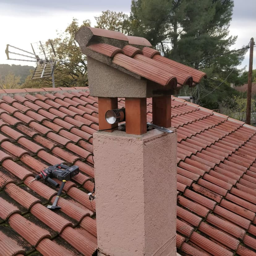 Pose d'une sortie ventouse latérale. (conservation esthétique de la cheminée)